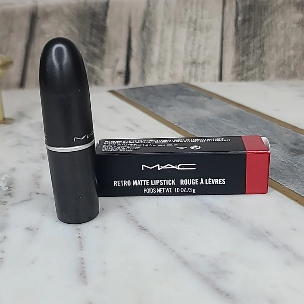 MAC Cosmetics Long-Wear Retro Matte Lipstick in Ruby Woo 707 - NWT/NIB